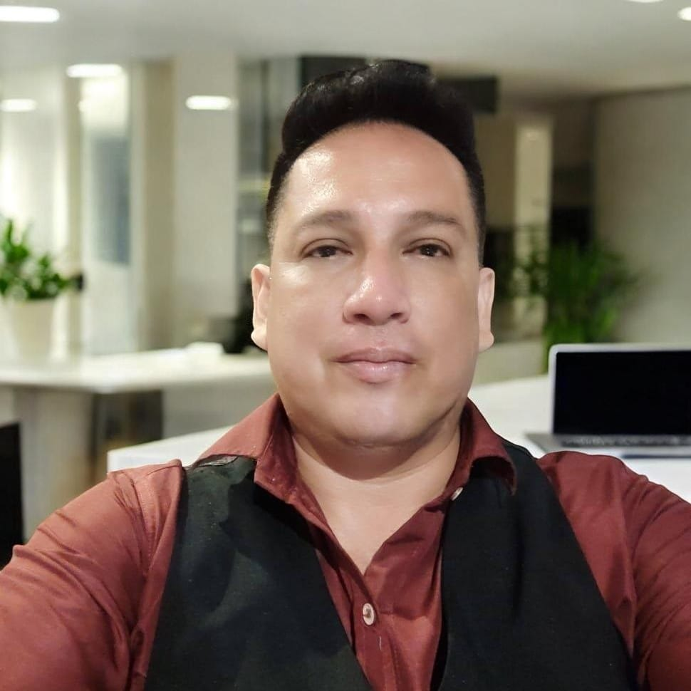 carlos fuentes veloza asesor de marketing digital